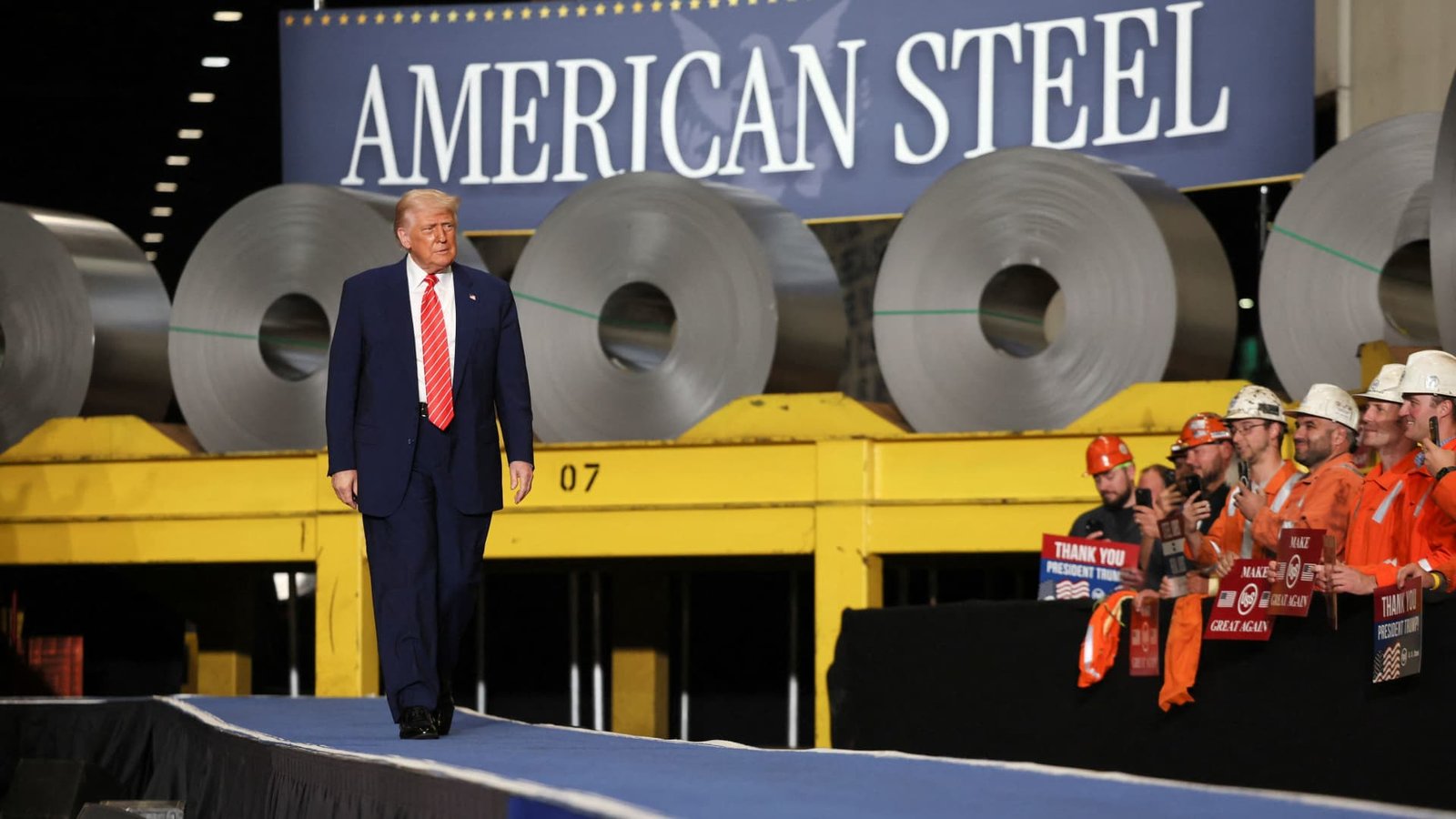 Trumpas padarė veto galią JAV plienui su „Auksine dalimi“