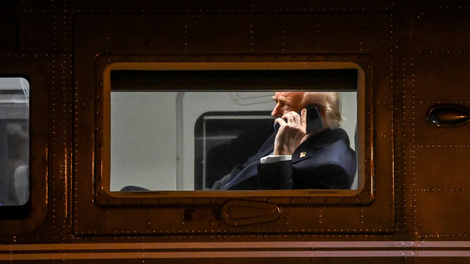 Trumpas pašalina telefono svetainės „JAV“ žymę įrenginiui