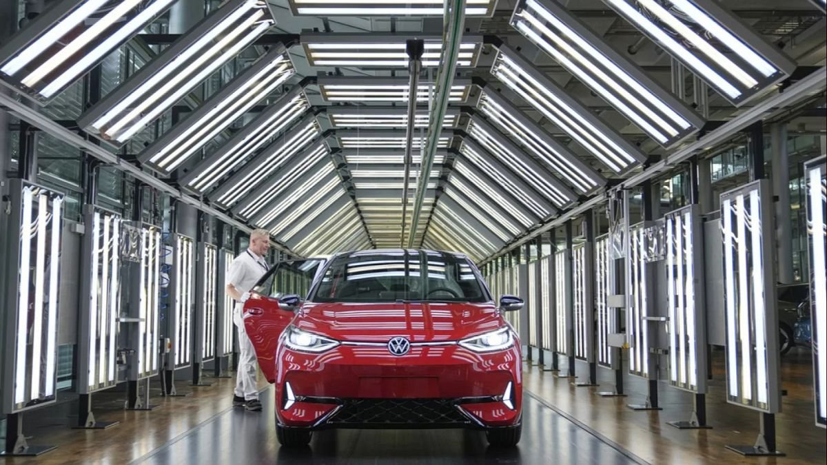 Perskaitykite naujų automobilių registraciją Europoje, o „Tesla“ stebi dar vieną lašą