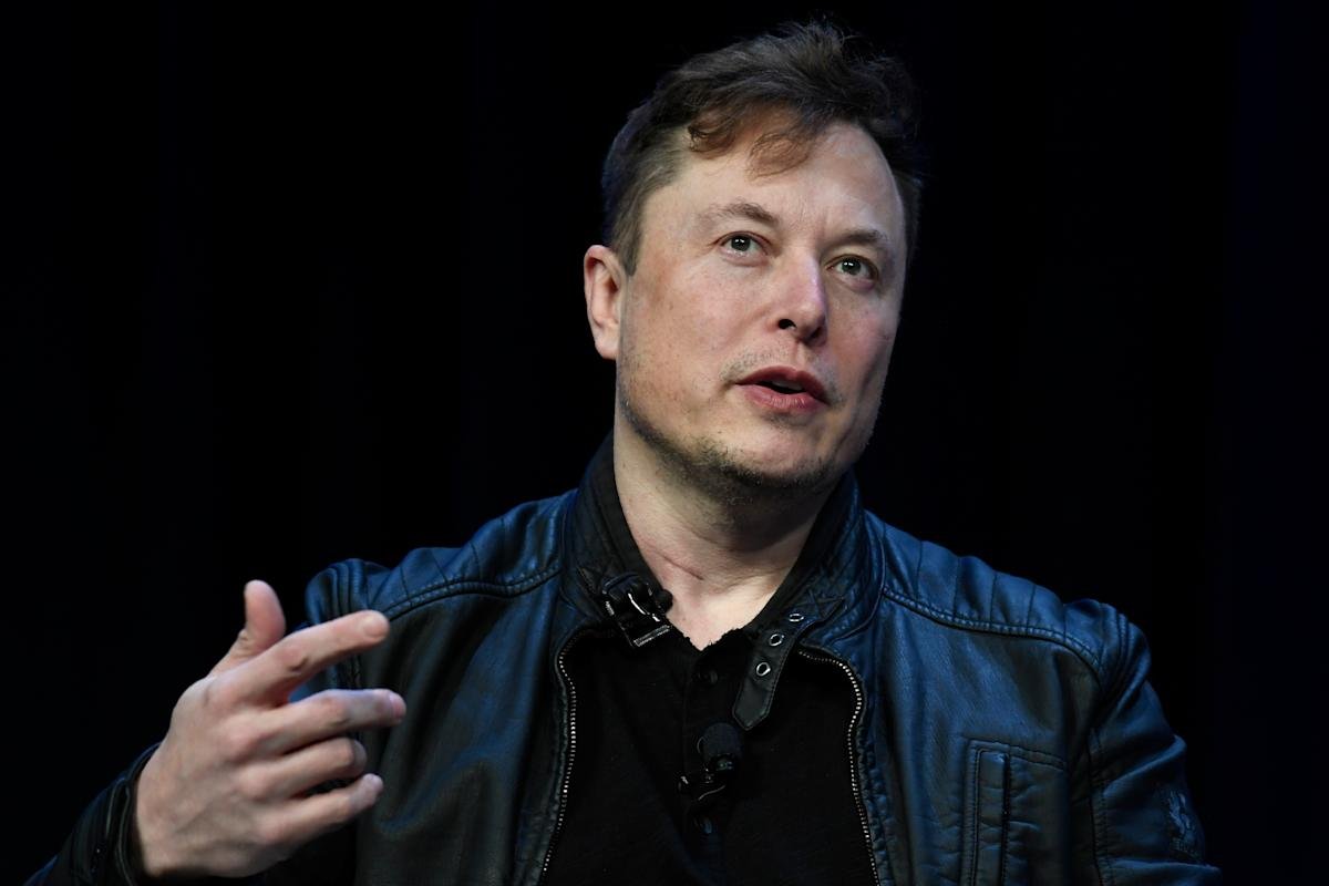 Europiečiai vis dar pyksta ant Musko, kol kas nepirko savo automobilio penktą mėnesį, nes „Tesla Sales“ sumažėja