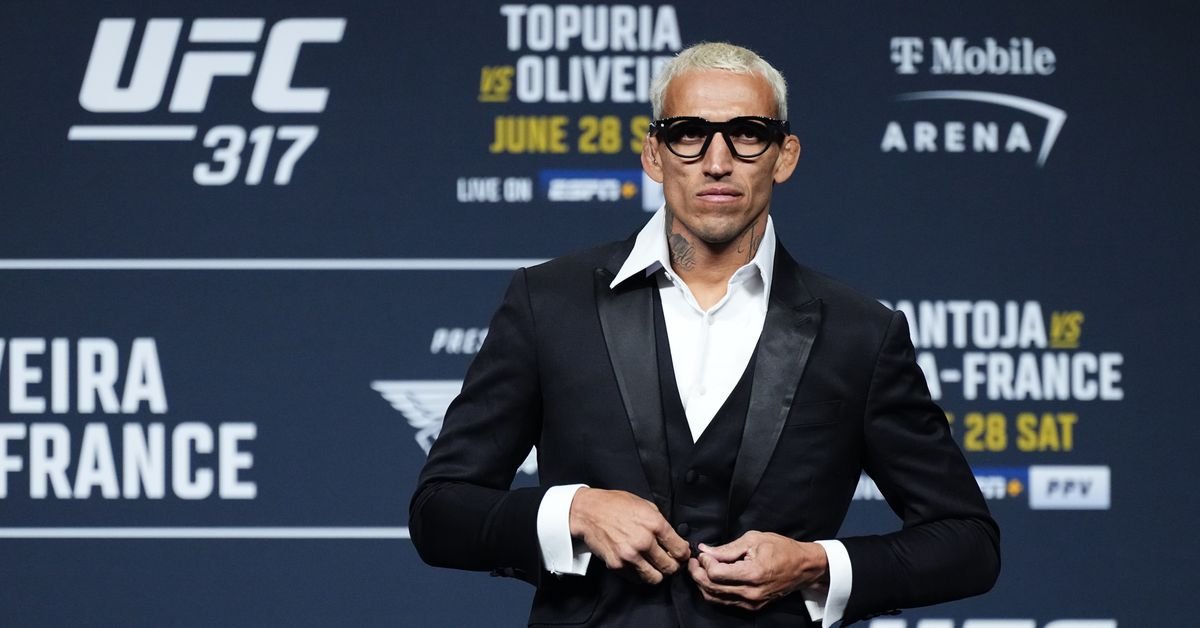 „Apšviestas“ klubo žudikas Oliveira, pasirengęs įveikti Toturiją UFC 317