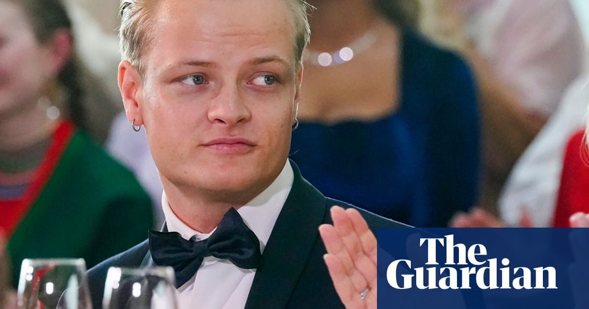Norvegijos karūnos princesės sūnus kaltinamas prievartavimu, seksualiniu priekabiavimu ir fizine žala. Norvegija