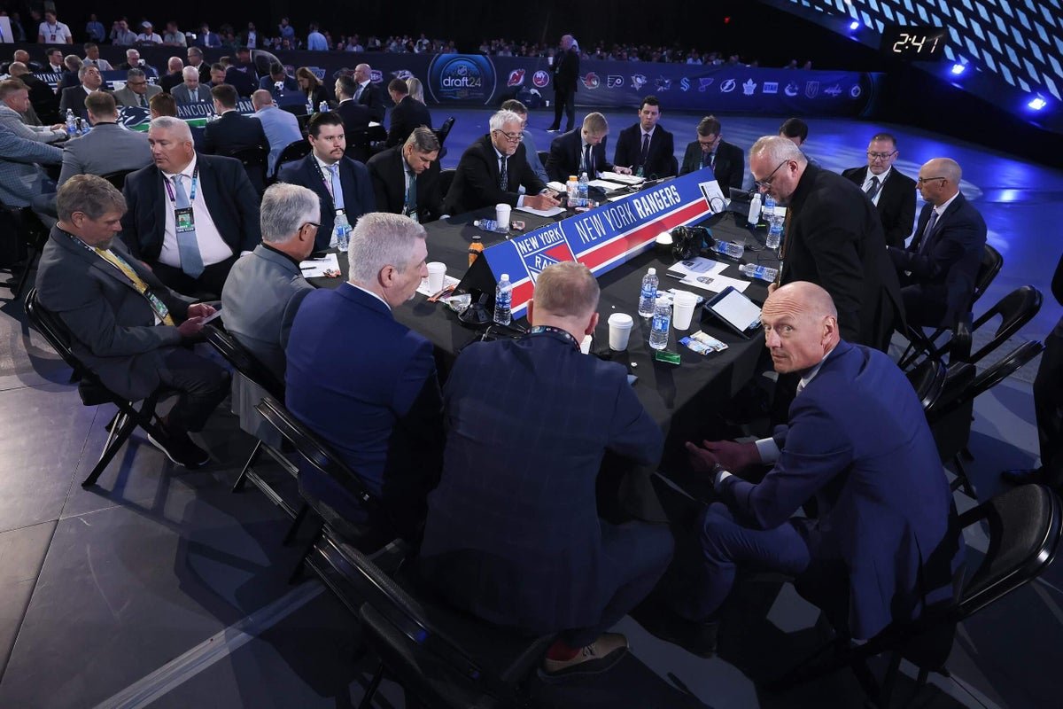 „Rangers“ siunčia # 12 rinkimų 2025 m. NHL Penuins projektui, pirmą kartą išlaikė 2026 m.