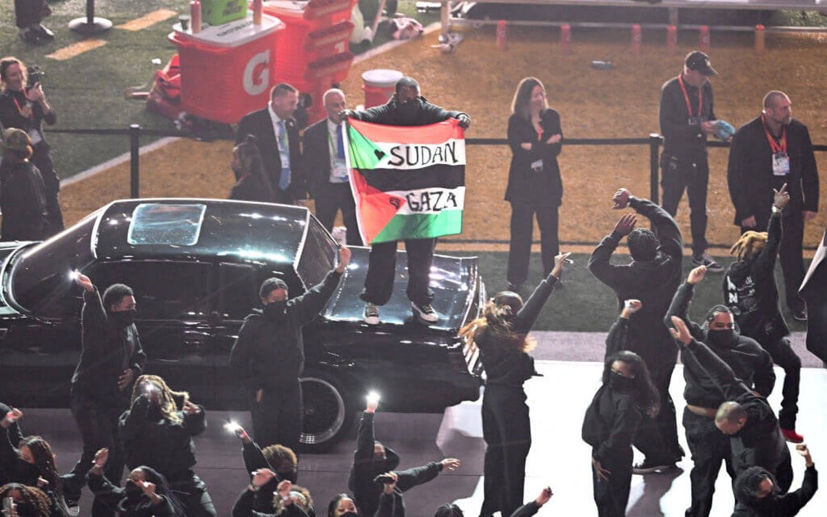 „Super Bowl“ pusės laiko rangovas areštuotas už Sudano protestą ir nemokamą Gazą