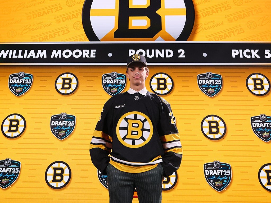 „Bruins“ juodraščio centras Williamas Moore’as su 51 -uoju pasirinkimu 2025 m. NHL juodraštis – 98,5 „The Sports Hub“