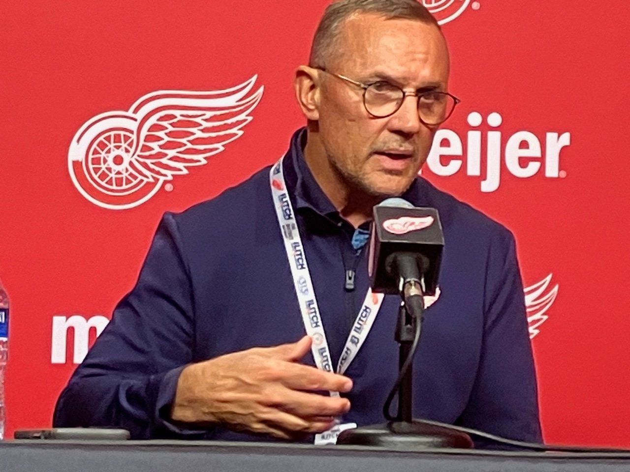 „Yzerman Red Wings“ pasakoja apie prekybą, tačiau buvo pakrautas už lokį
