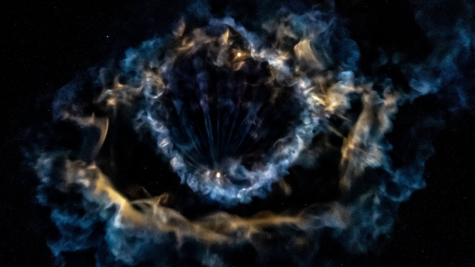 „Spacex Falcon 9“ raketos sudaro žiedus kaip Neharika 2025 m. Naktinio dangaus dieną, 2025 m.