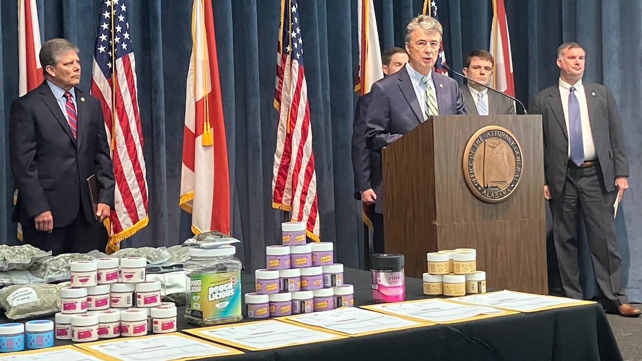 Alabama AG Steve Marshal teigė, kad „nelegalūs narkotikai“ reidavo CBD parduotuves 5 miestuose parduodamuose miestuose