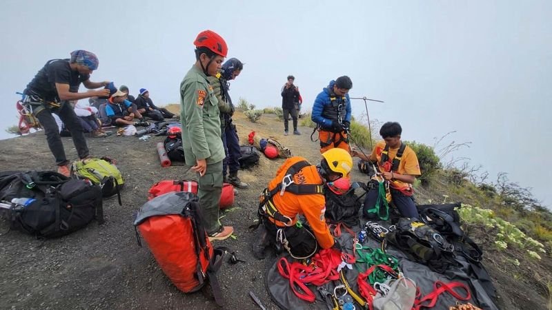 Juliana jūrų pėstininkai: Brazilijos turistas, kuris patenka iš Rinjani kalno ugnikalnio Indonezijoje
