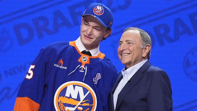 Matthew Schaeferis išskiria velionę motiną po to, kai ji pirmą kartą buvo išrinkta iš Niujorko salų NHL juodraštyje