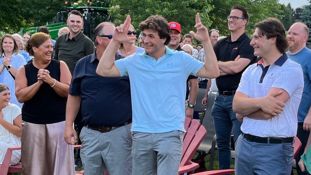 Martinas švenčia jį „Predators“ išrinko NHL projekto vakarėliu šeimos ūkyje