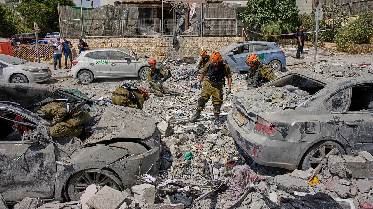 Izraelio ir Irano konfliktų atnaujinimai: Trumpas palieka paliaubas, liepdamas orlaiviui paversti orlaivį IDF
