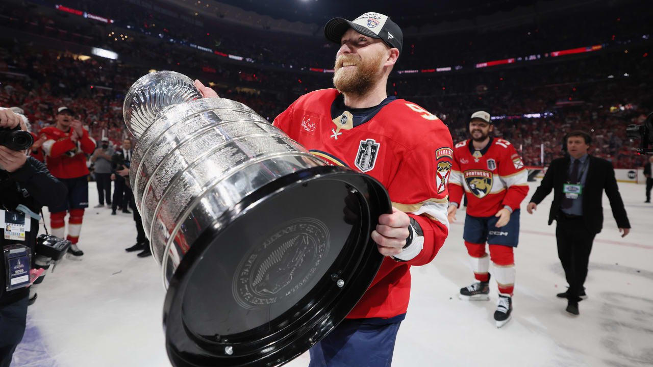 „Bennet“ pasirašė 8 metų sutartį už 64 milijonus dolerių, kad liktų su „Panthers“