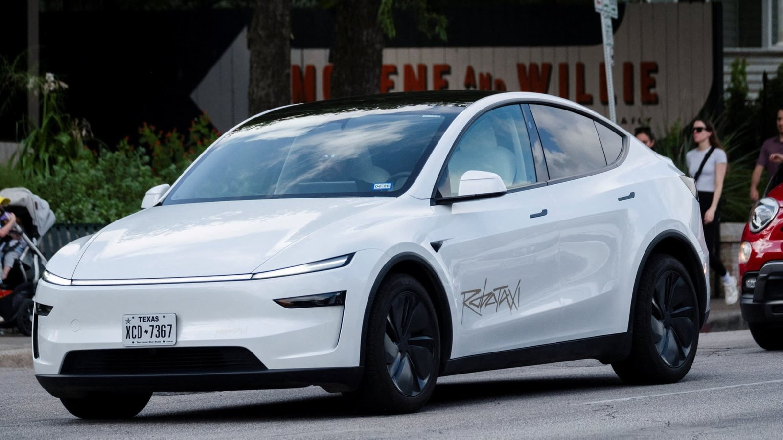 „Tesla“ dalys yra geriausi vadovai ir su „Elon Mask“ fikseriu – „Financial Times“