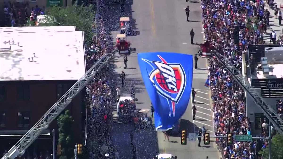 „Sky 5“ parodo „Thunder“ žaidėją ir gerbėjų linksmybes čempionato parado metu