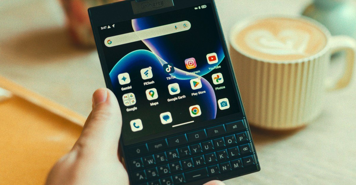 „Titan 2“ yra moderni „BlackBerry“ su 5G, „Android“ ir dviem ekranais