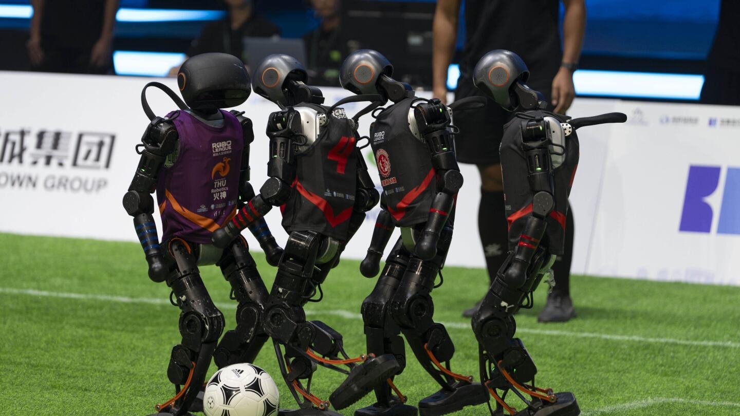 Humanoidiniai robotai fiksuoja gerbėjus Kinijoje su visiškai autonominėmis futbolo varžybomis