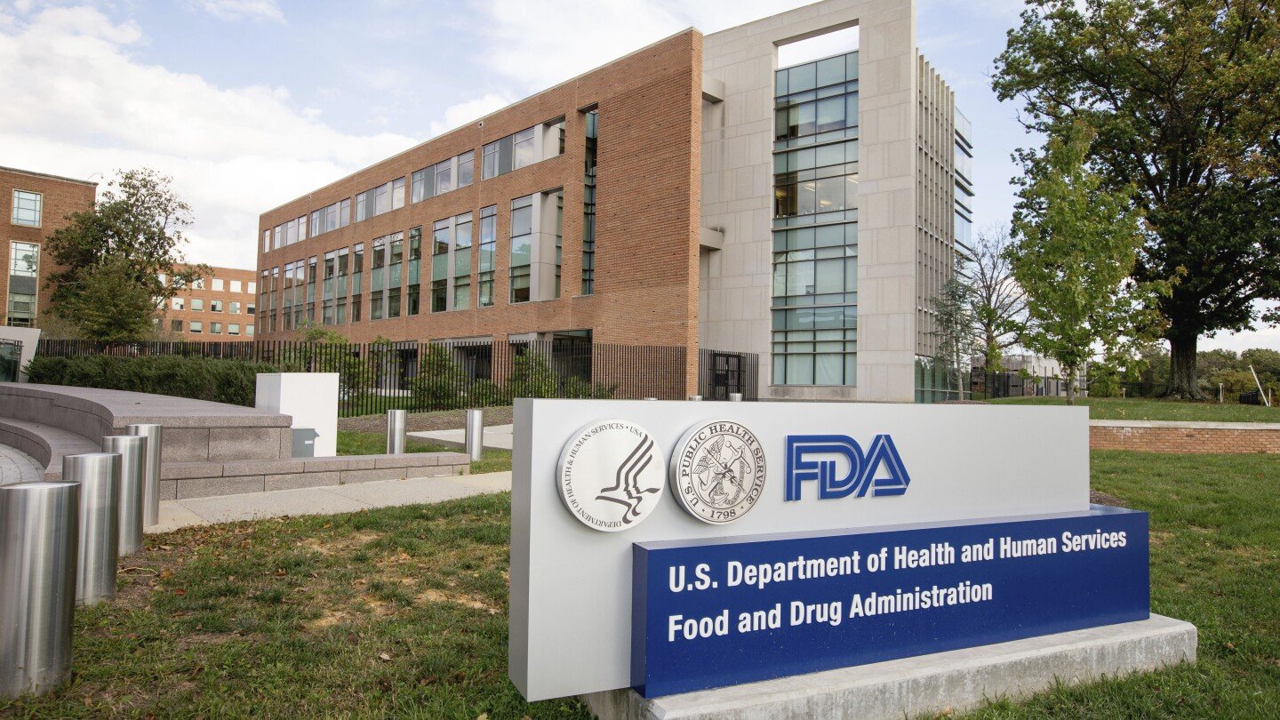 FDA reikalauja atnaujinti perspėjimą apie retaus miokardito riziką su Covido kadrais