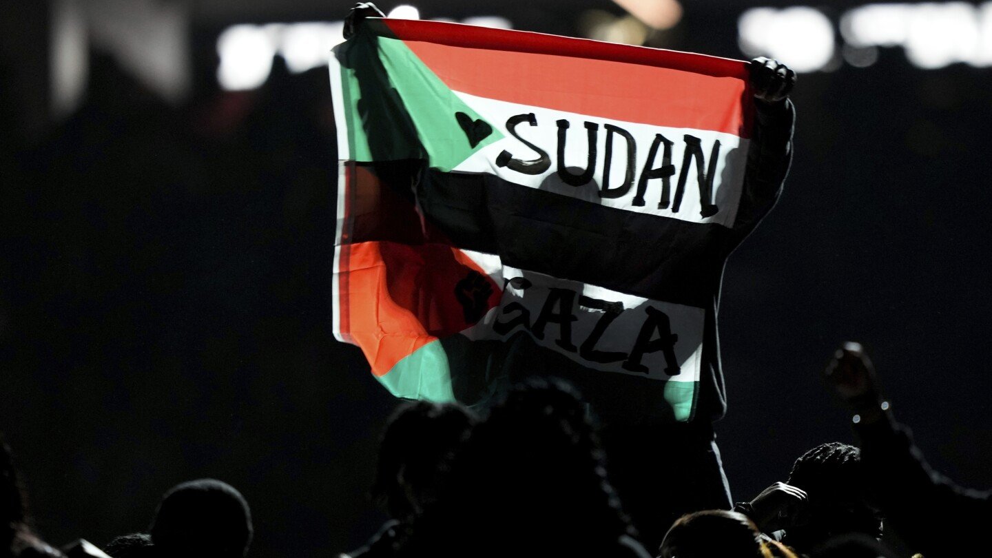 „Super Bowl“ pusės laiko rangovas, areštuotas po to, kai policija teigė surengusi vėliavą, nurodančią „Sudaną ir nemokamą Gazą“.