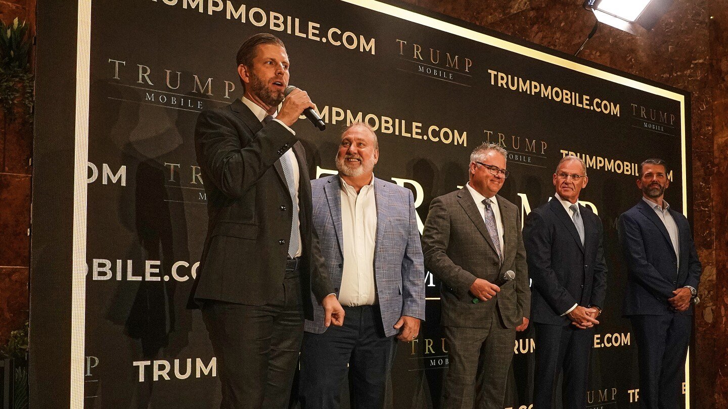 Trumpo šeima tyliai numetė „Pagaminta JAV“ naujiems telefonams
