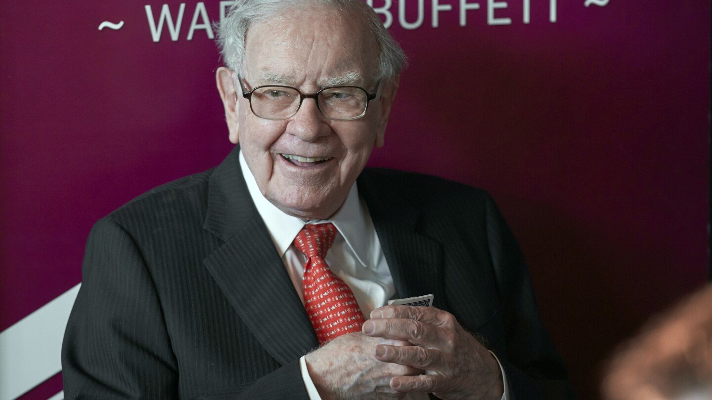 Warrenas Buffettas paskelbia 6 milijardus dolerių už dotacijas penkiuose fonduose