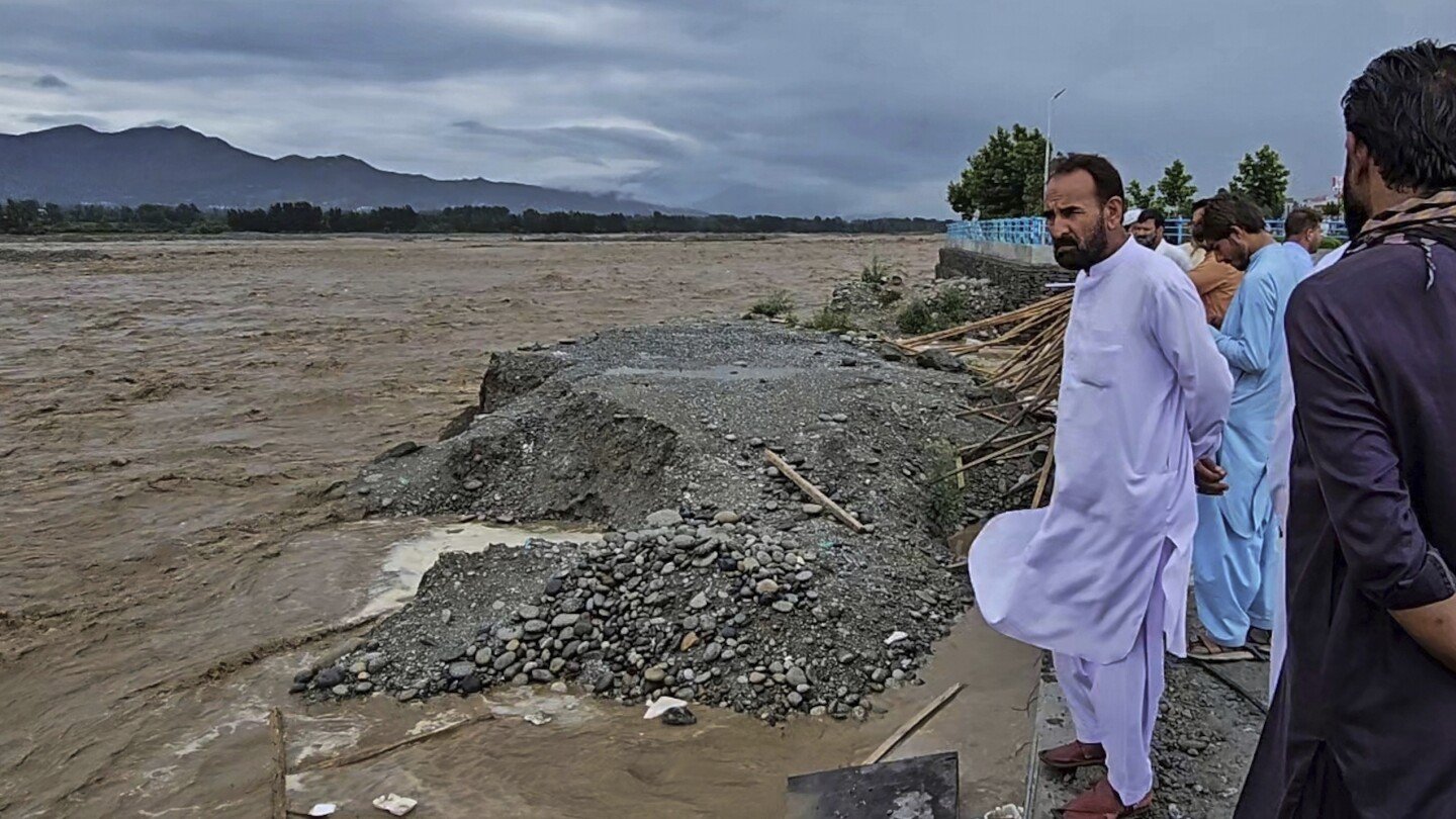 Pakistano „Flash Flood 8“ nužudo 8 kilometrus po kelių dešimčių judančių