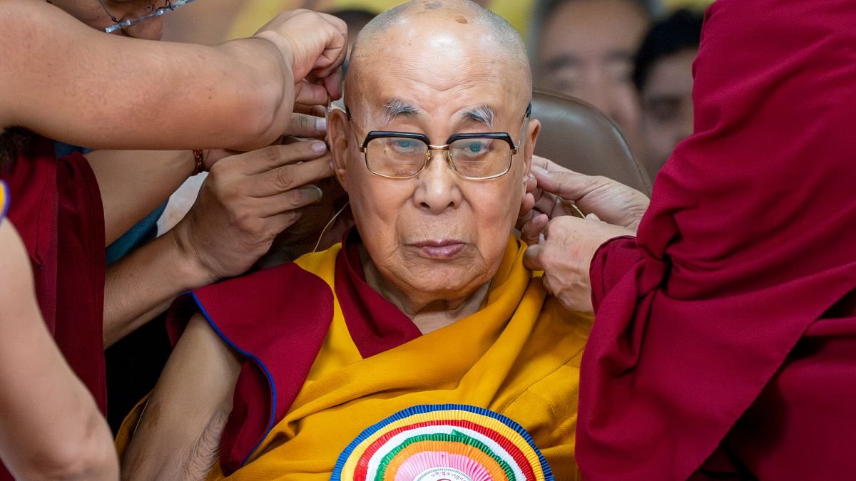 Dalai Lama šventė 90 -ąjį gimtadienį su tūkstančiais gerbėjų Indijoje