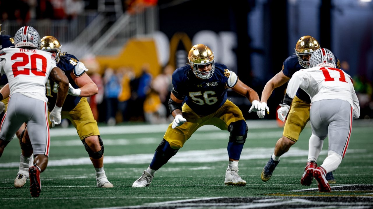 Notre dame ol Charles Jagusa kenčia sulaužytą ranką