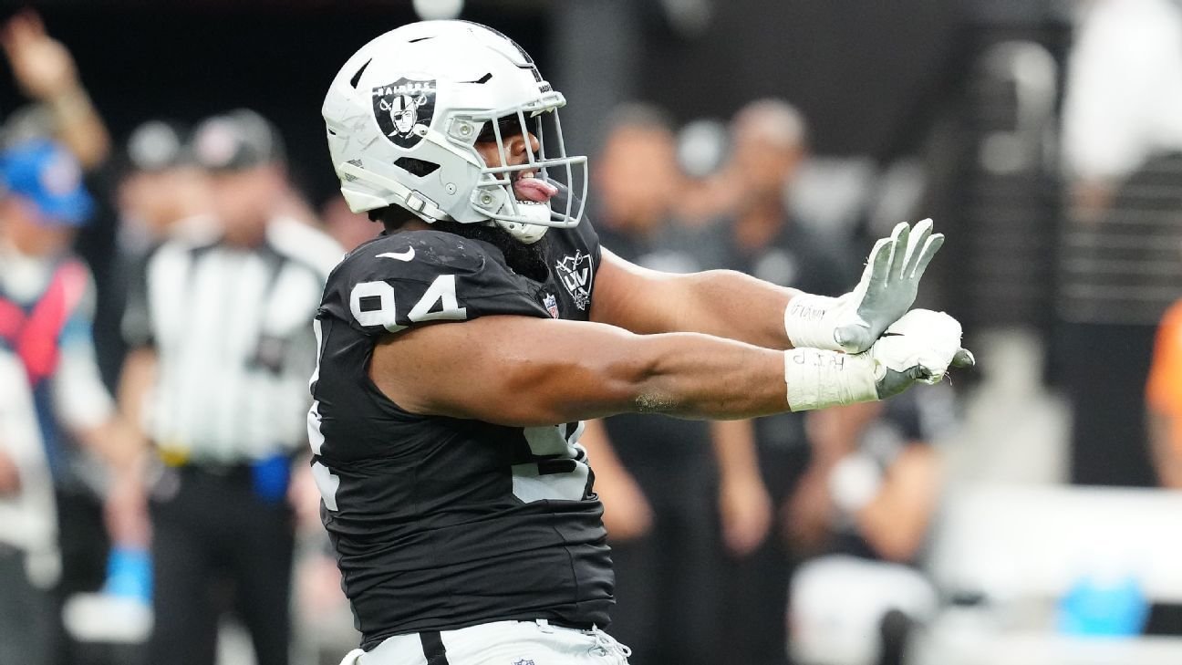 Kas išėjo iš geriausių 10 geriausių NFL žaidėjų 2025 m.?