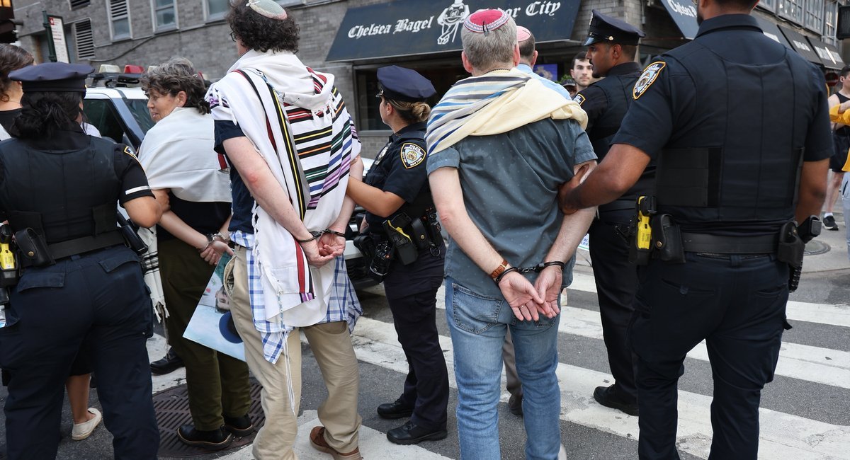 NYC rabinai buvo areštuoti protestuodami dėl bado Gazoje
