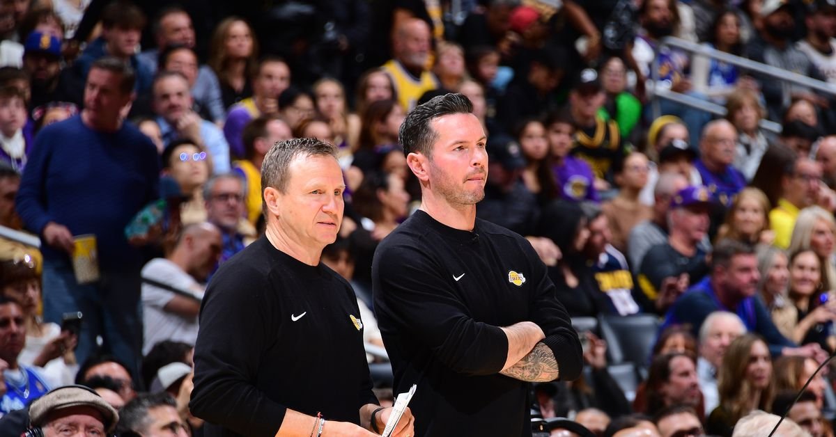 „Lakers“ gandai: Treneris atsistojo, kad komanda pasirašytų DeAndre Ayton