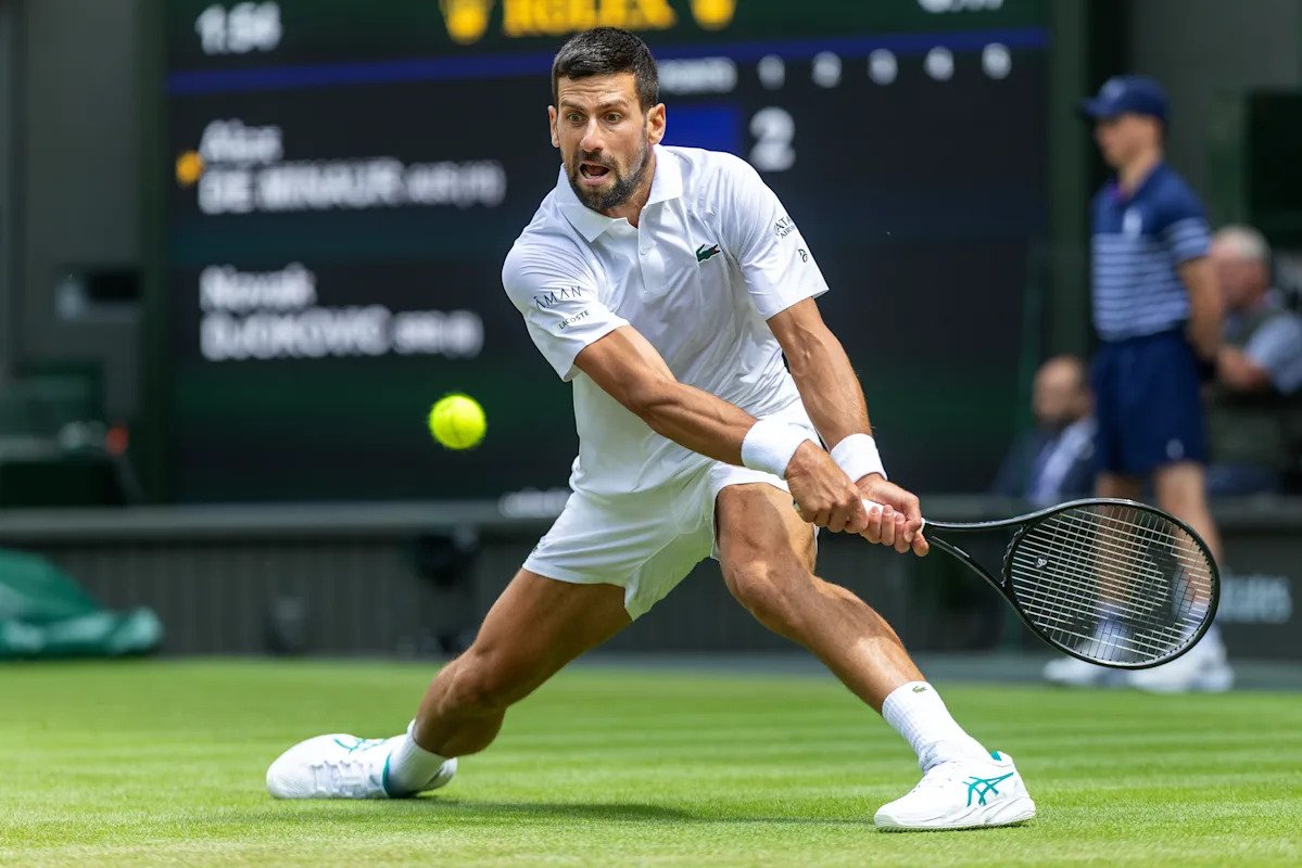 Vimbldonas 2025: Novakas Džokovičius įveikia lėtą pradžia dominuoti Rogerio Federerio stebėjimo pradžioje