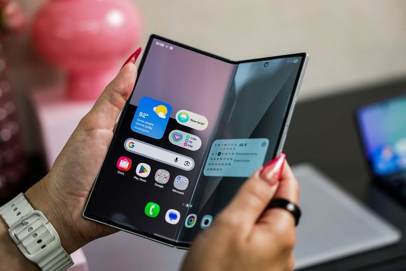 „Samsung“ sulankstomuose telefonuose susiduria su dideliu testu su nauju plonesniu modeliu