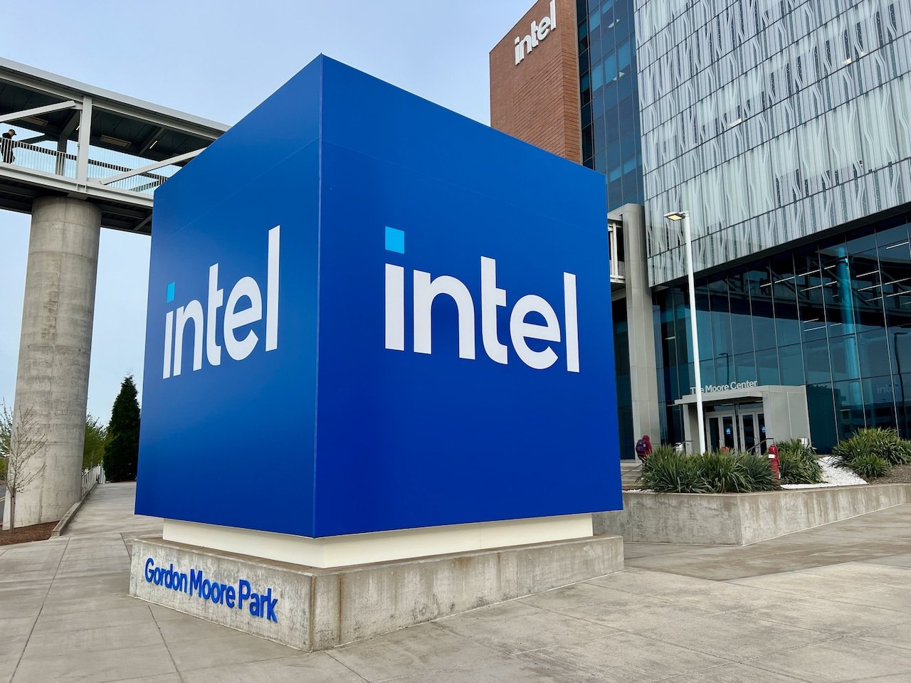 „Intel Bomheshell“: „Chipmermaker“ paliks 2400 Oregono darbuotojų