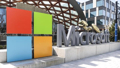 „Microsoft Exec“ reikalauja, kad patogūs darbuotojai naudotų dirbtinį intelektą