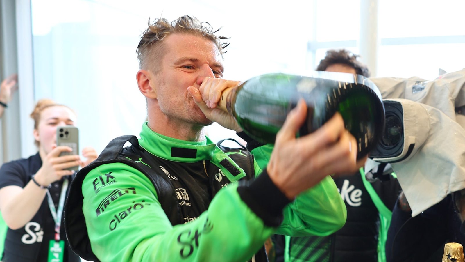 „Long Come“ – Nico Hillbergas mėgaujasi „neįtikėtina“ mergina ant podiumo F1