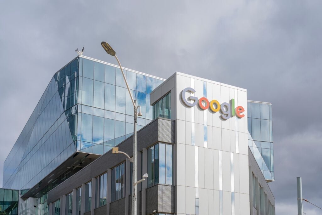 Trumpas stumia „Google“, „Amazon“, „Microsoft“, kad sumažintų debesų kainą: 20 milijardų dolerių IT biudžetas „Oracle“ rinkinių blokuose: ataskaita – „Adobe“ (NASDAK: ADAB), „Amazon.com“ (NASDAK: AMZN)