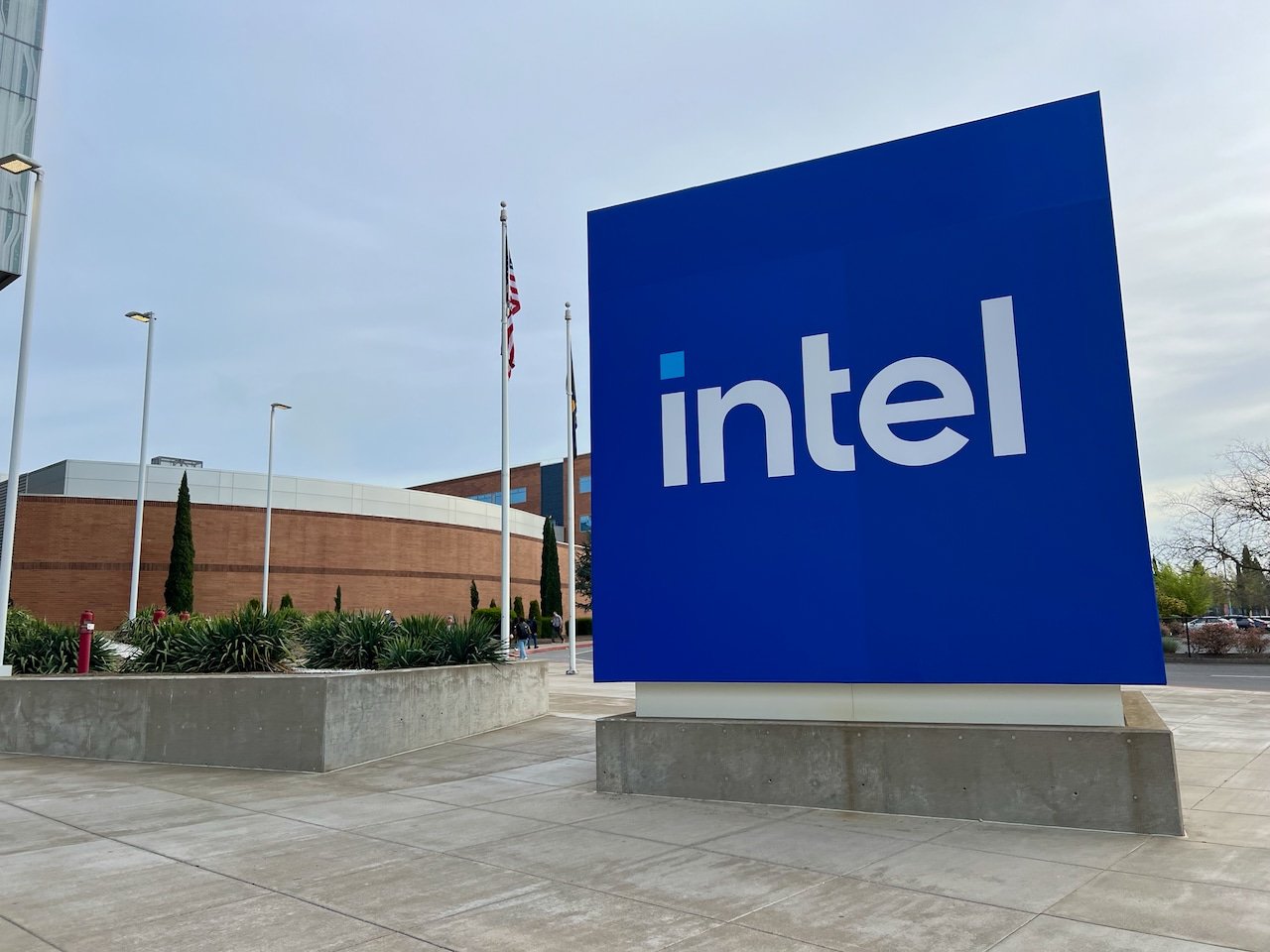 „Intel Leofs 2025“: tūkstančiai darbų, kai mikroschemų gamintojai pradeda reorganizuoti pjovimą