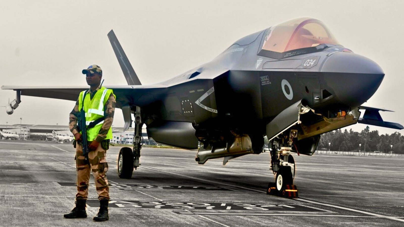 Britanijos F -35B reaktyvinis lėktuvas Indijoje gali būti sulaužytas, pakrautas ant C -17