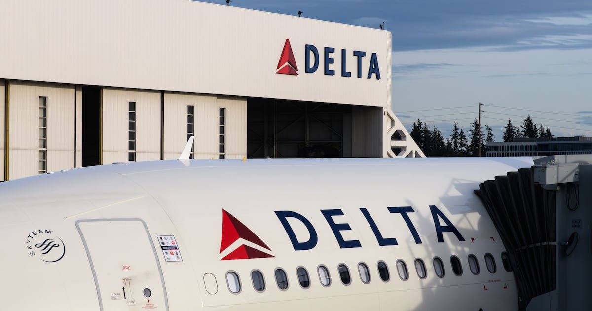 „Delta“ skrydis iš Atlanto į ličio akumuliatorių sprogo keleivių krepšyje