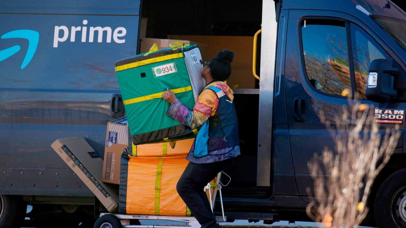 „Amazon“ ir „Walmart“ kreipiasi į internetinius nuolaidas į priešpilnį ant finangialinio laiko