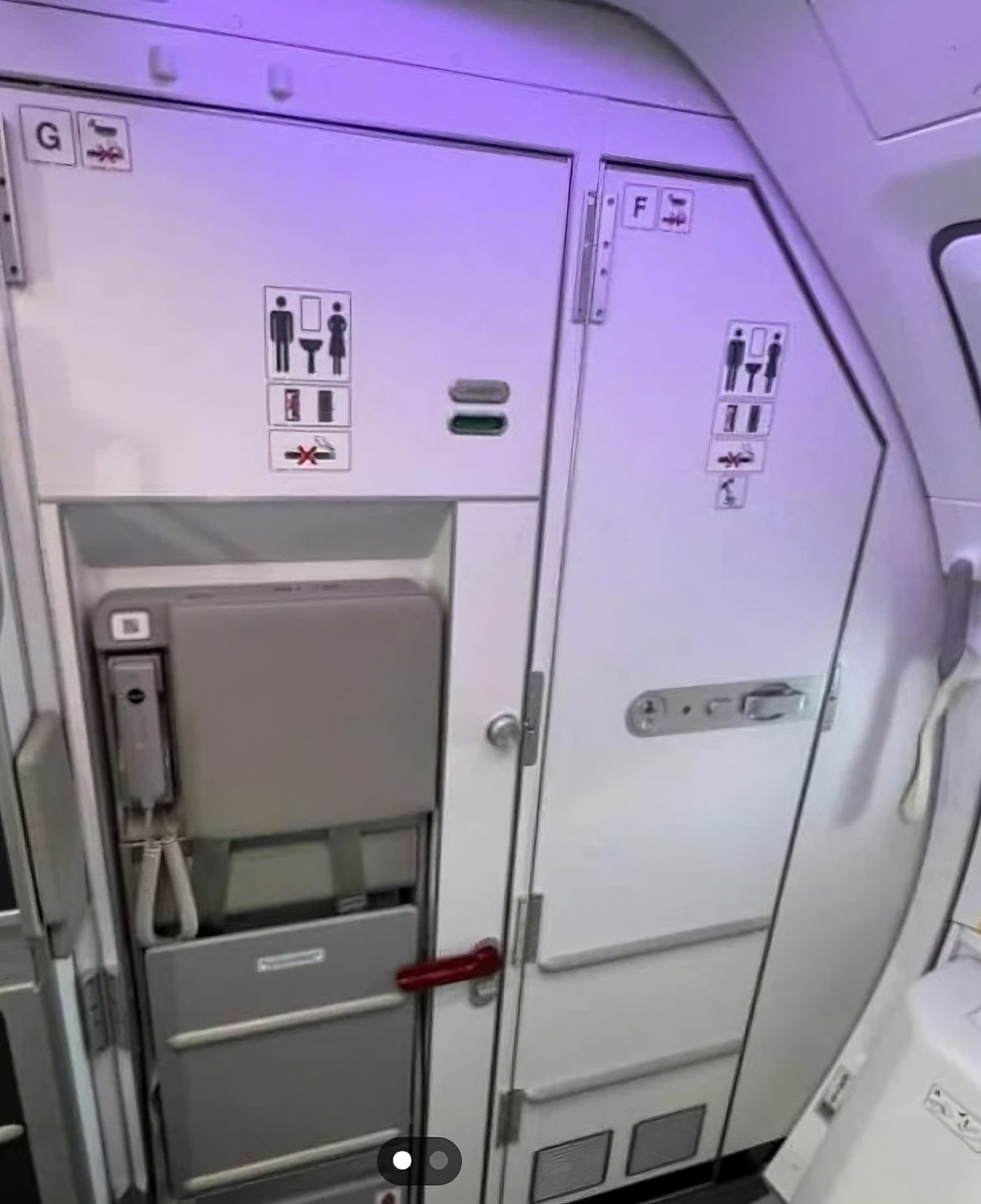 „American Airlines“ nutraukia ex -ceo pažadą, verčiant skrydžio palydovus sėdėti ant lavety durų, kad pridėtų daugiau keleivių
