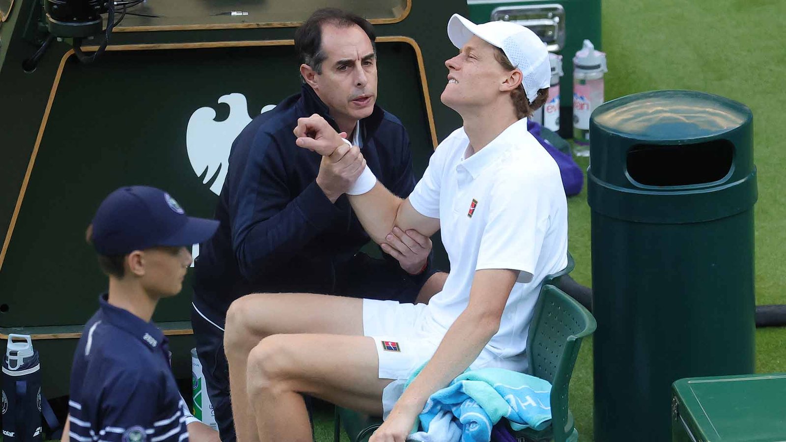 Jannik Sinner patyrė baisų kritimą per Grigoro Dimitrovo susidūrimą Vimbldone | ATP turas