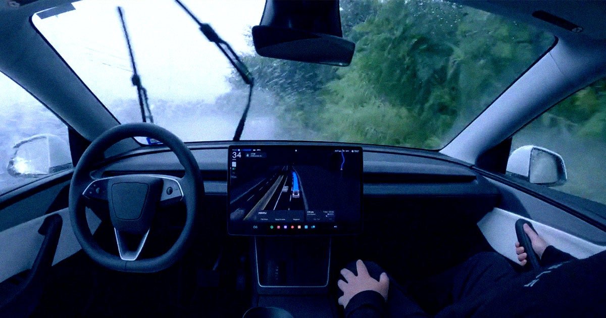 „Tesla Robotuxi“ atrodo atsargiai per stiprią liūtį dideliu greičiu neapgalvotame filmuotoje medžiagoje