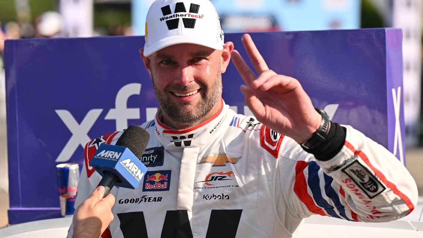 Čikagos rezultatai: Shane’as Van Gisbergenas laimi „NASCAR XFINITY“ lenktynes