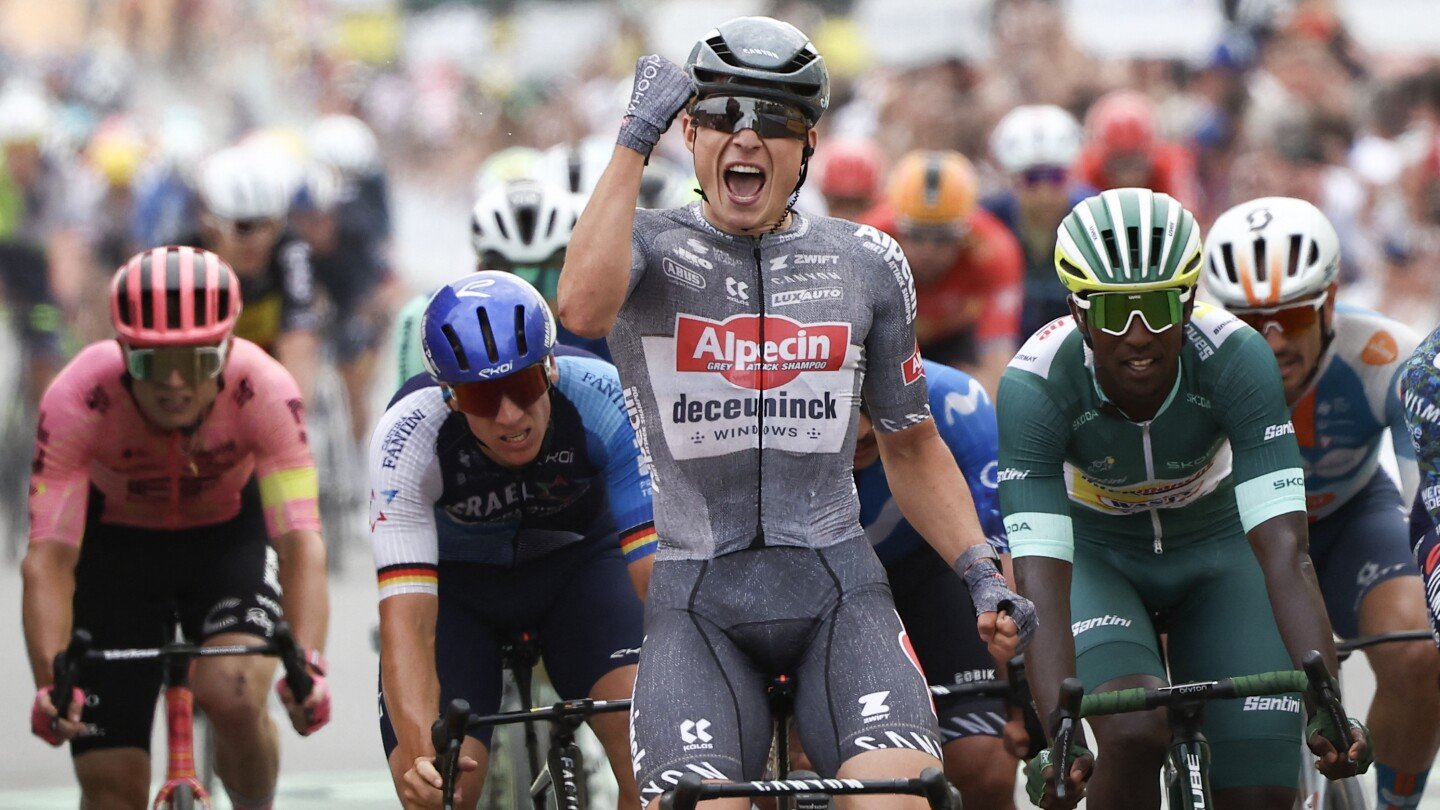 Jasper Philipsen laimi „Tour de France“ pirmąjį etapą, o Tadej Pogačar baigiasi saugiai